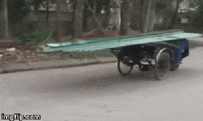 Video: Người đàn ông nằm úp trên yên, dùng lưng kê tôn điều khiển xe ba gác chạy bon bon trên đường