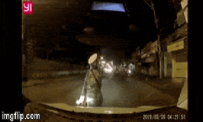Video: Người phụ nữ lao ra đường chặn đầu ô tô, nằm lên nắp capo để bán vé số