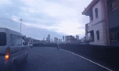 Video: Người đàn ông đi xe đạp điện bị ô tô đâm văng từ trên cầu cao 9m xuống đất