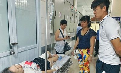 Duy Mạnh đến thăm nữ CĐV bị thương vì pháo sáng, Hà Nội FC hứa chi trả viện phí