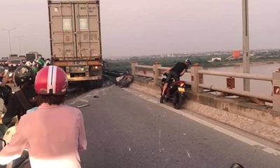 Container mất lái đâm hàng loạt xe máy trên cầu Thanh Trì, hất văng 1 nạn nhân xuống sông