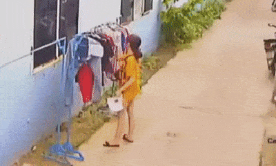 Video: Cô gái trẻ bị thanh niên đi xe máy sàm sỡ lúc đang phơi quần áo