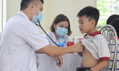 Hơn 1.700 học sinh ở Hạ Đình được thăm khám sức khỏe tổng quát