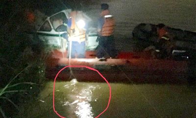 Đưa thi thể nạn nhân bị xe container húc văng xuống sông Hồng lên bờ