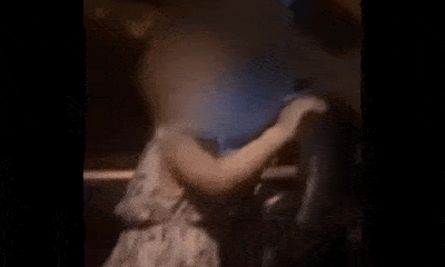 Video: Thót tim khoảnh khắc bé gái khoảng 2 tuổi cầm vô lăng ô tô đang chạy vù vù trên đường