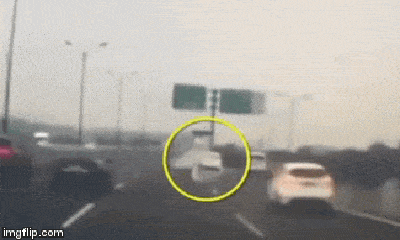 Video: Nữ tài xế đâm trúng cột biển báo, ô tô “trồng cây chuối” giữa đường