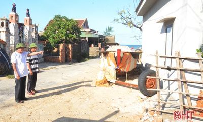 Cán bộ thôn tại Hà Tĩnh tự nguyện cắt nhà ở để hiến đất làm đường 