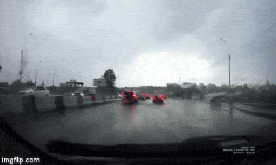 Video: Kinh hoàng khoảnh khắc sét đánh 2 lần vào ô tô trên cao tốc