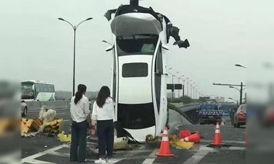 Video: Ô tô chở 3 phụ nữ đâm vào cột biển báo, xe dựng đứng giữa đường