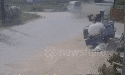 Video: Hi hữu người đàn ông ôm chặt vô lăng dù xe bị tách đôi sau va chạm kinh hoàng với xe tải