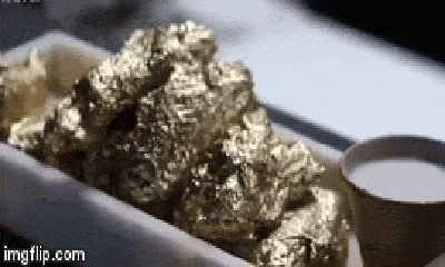 Video: Cận cảnh cánh gà dát vàng 24k món ăn của 