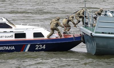 Nga bắt giữ 2 tàu cá, 11 thuyền máy cùng 161 công dân Triều Tiên
