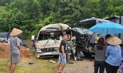 Tin tức tai nạn giao thông mới nhất hôm nay 20/9/2019: Xe khách đấu đầu xe tải, 6 người bị thương