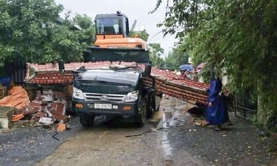 Quảng Bình: Xe tải tông sập cổng làng, tài xế tử vong tại chỗ