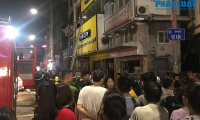 Cửa hàng phụ kiện điện thoại bốc cháy trong đêm, người dân đứng xem kín đường