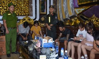 Gần 100 cảnh sát đột kích quán karaoke, phát hiện 32 đối tượng dương tính ma túy