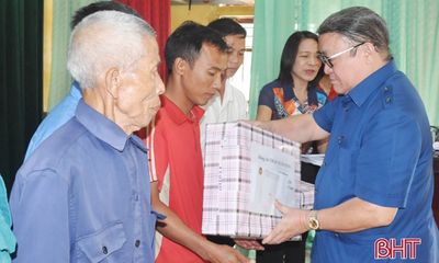 Chủ tịch Hội Nông dân Việt Nam trao quà người dân vùng lũ Hà Tĩnh, Quảng Bình