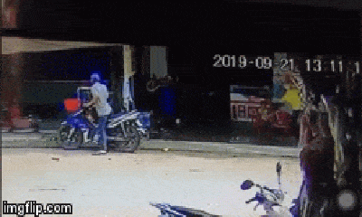 Video: Tên cướp lao thẳng vào quán nước giật điện thoại trên tay cháu bé giữa ban ngày
