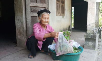 Khâm phục cụ bà 83 tuổi đạp xe lên UBND xã xin thoát nghèo