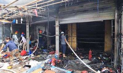 Hà Nội: Cháy lớn tại chợ Tó, huy động hàng chục xe cứu hỏa tới dập lửa