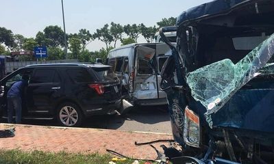 Tin tức tai nạn giao thông mới nhất hôm nay 24/9/2019: Container tông liên hoàn 4 ôtô, 2 người bị thương