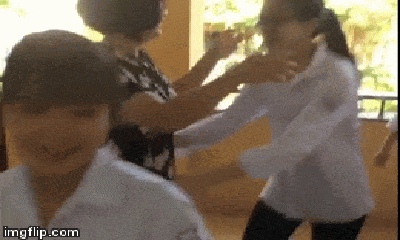 Tranh cãi xung quanh chuyện cô giáo ôm hôn, đập tay học sinh THPT trước khi vào lớp