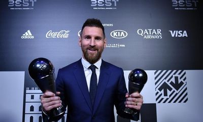 Vượt mặt Cristiano Ronaldo, siêu sao Lionel Messi giành giải thưởng Cầu thủ xuất sắc nhất năm