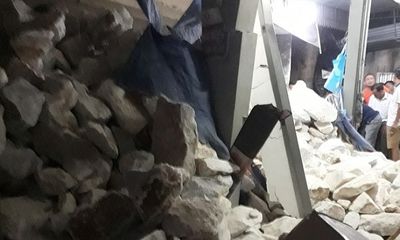 Nghệ An: Tài xế thiếu quan sát khiến lật xe tải chở đá, làm sập nhà dân