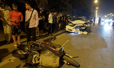 Hà Nội: Ô tô kéo lê xe máy cả trăm mét, tông đổ cột điện trong đêm