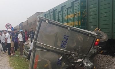 Tin tức tai nạn giao thông mới nhất hôm nay 26/9/2019: Tàu hỏa va chạm kinh hoàng với xe tải ở Nghệ An