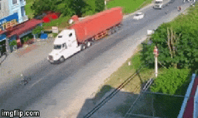 Video: Bỗng nhiên lao thẳng vào đầu container, tài xế xe máy nhận cái kết đắng