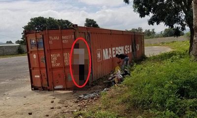 Nam công nhân lái máy nâng tử vong trong tư thế treo cổ bên thùng xe container