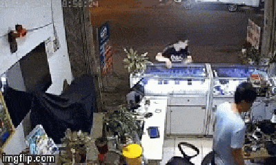 Video: Chủ quán nhảy qua tủ kính, đuổi theo tên cướp như phim hành động