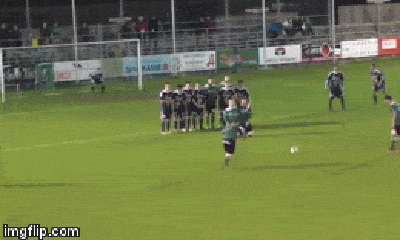 Video: Cầu thủ nằm sân ngay lập tức sau pha đá phạt dàn xếp vô cùng tốn sức