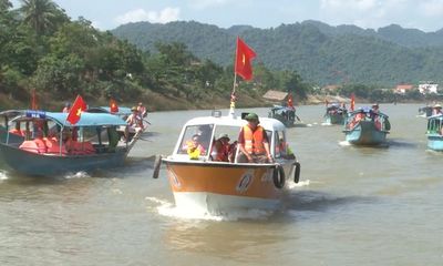 Những người cứu hộ tình nguyện tự chi 400 triệu sắm thuyền trên sông Son