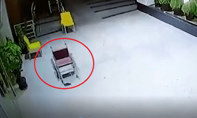 Video: Bất ngờ chiếc xe lăn trong bệnh viện tự lăn bánh dù không có ai động vào