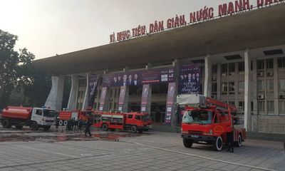 Hỏa hoạn tại Cung văn hóa hữu nghị Việt Xô, khói đen bốc lên cuồn cuộn