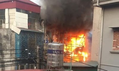 Hà Nội: Nhà 3 tầng cháy dữ dội, khói đen bốc nghi ngút