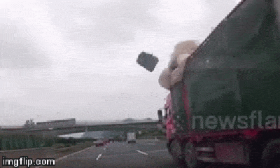 Video: Vật lạ bất ngờ bay xuống từ xe tải khiến tài xế xe con 