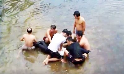 Nghệ An: Cảm phục hai thầy giáo lao xuống suối cứu sinh viên đuối nước