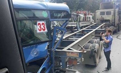 TP HCM: Xe bus đâm đuôi xe container, hàng chục hành khách trên xe hoảng loạn la hét