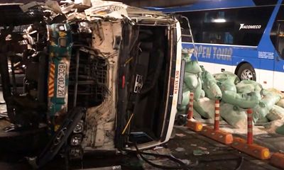 TP.HCM: Phong tỏa hầm Thủ Thiêm sau vụ xe tải mất phanh tông xe khách rồi lật ngang 