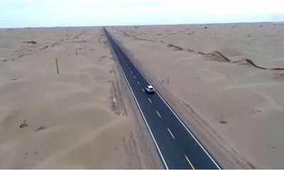 Video: Cận cảnh tuyến đường cao tốc dài 136 km cắt qua sa mạc tại Trung Quốc