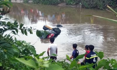 Tiền Giang: Trục vớt xe Mercedes dưới dòng kênh, bàng hoàng phát hiện 3 thi thể bên trong