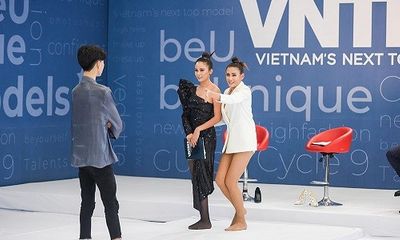 Thí sinh đánh ghen, quỳ rạp trước giám khảo trong vòng phỏng vấn Vietnam’s Next Top Model 2019