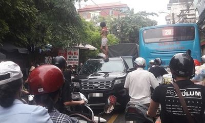 Cô gái trèo lên nóc xe nhảy múa gây ùn tắc cả tuyến phố ở Hà Nội có vấn đề về thần kinh