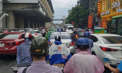 Hà Nội đón mưa dông vào giờ cao điểm, người dân di chuyển khó khăn vì tắc đường