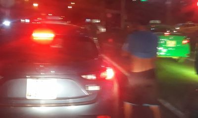 Nghệ An: Dừng ô tô tiểu bậy giữa đường, nam tài xế bị phạt 900 nghìn đồng