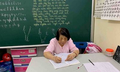 Bà giáo 78 tuổi mở lớp học tình thương đặc biệt suốt 25 năm giữa lòng Hà Nội