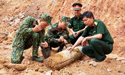 Tá hoả khi phát hiện quả bom còn nguyên ngòi nổ ngay trung tâm TP Hạ Long